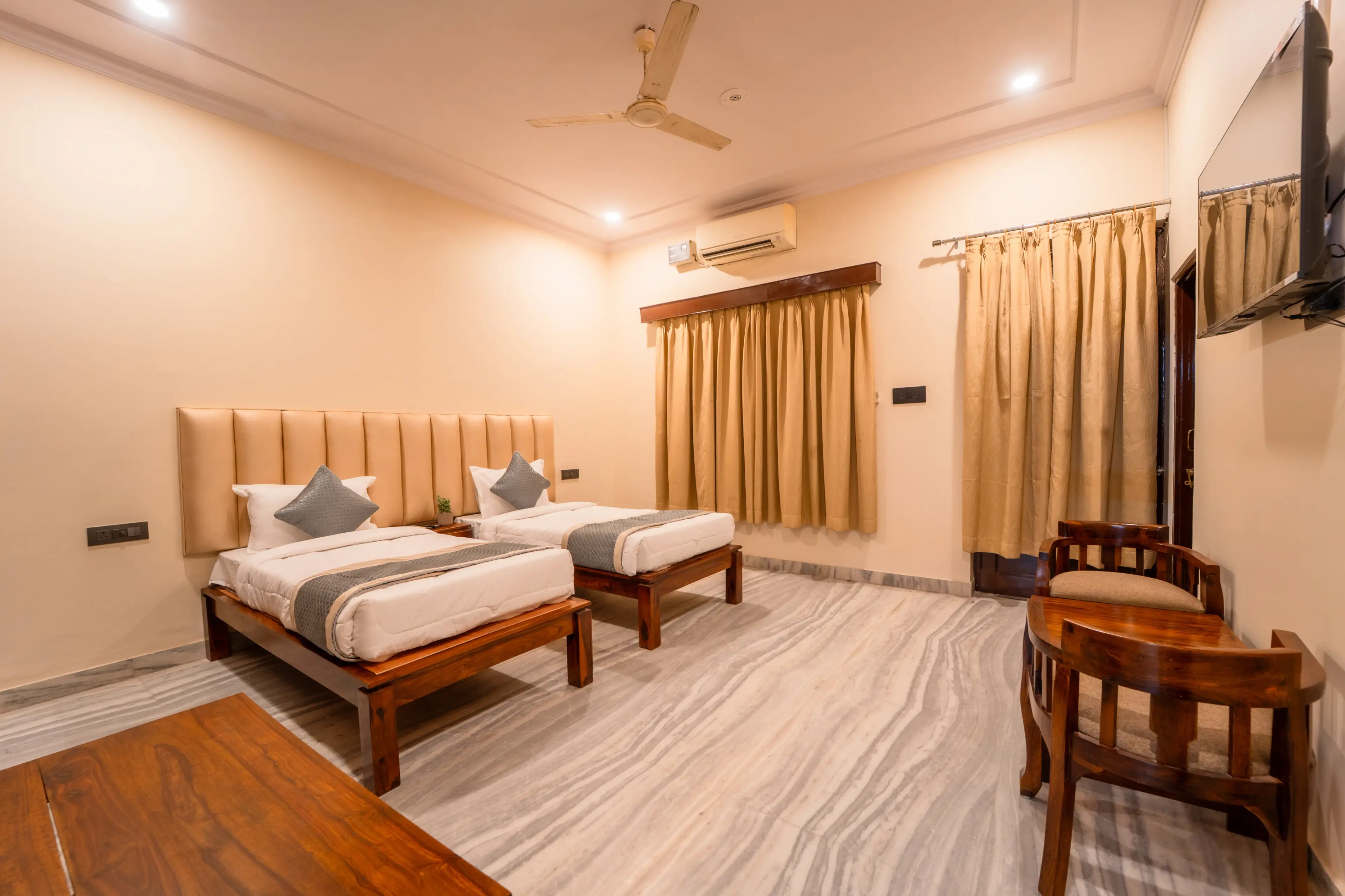 Twin Bed Room