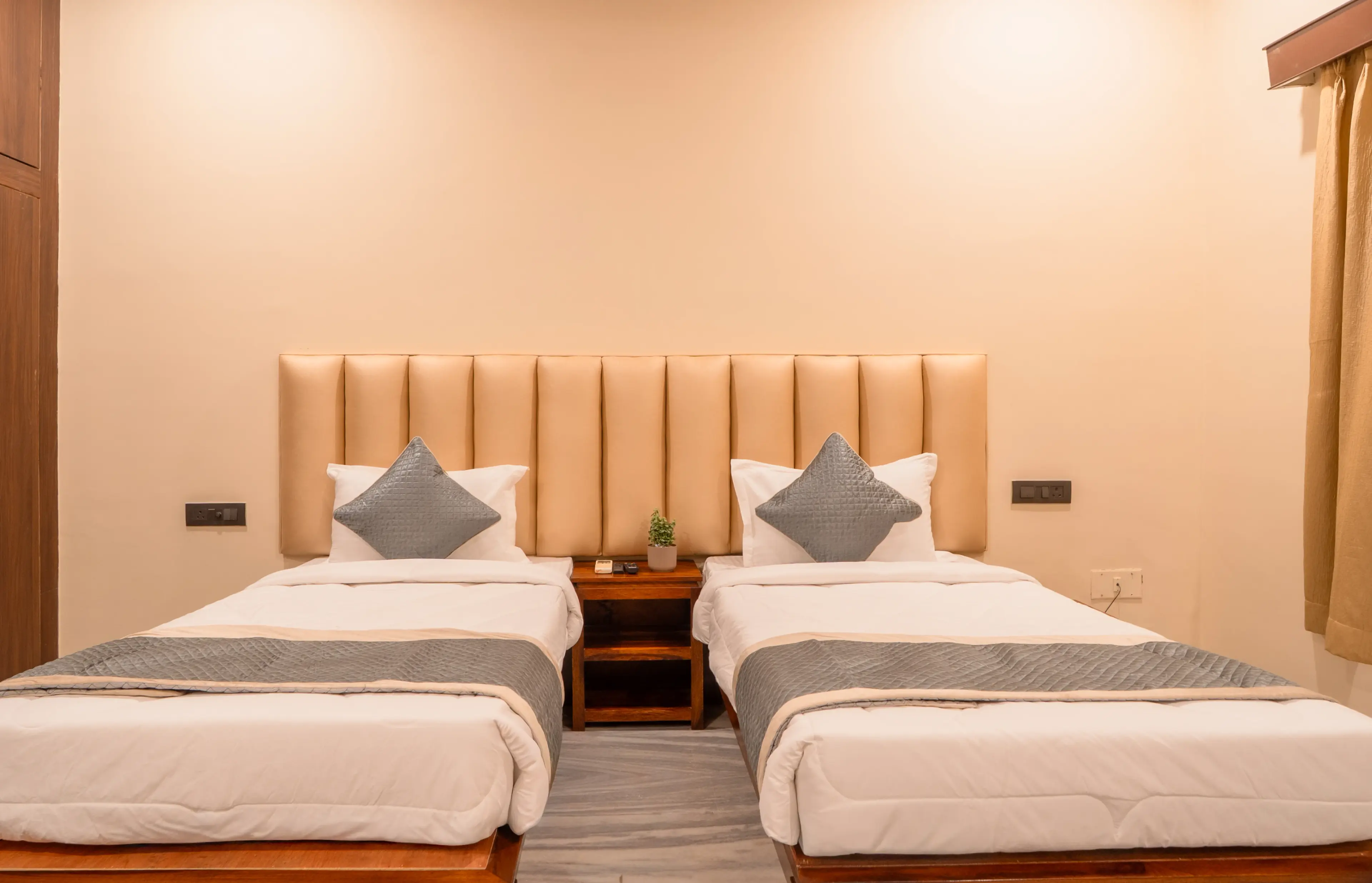 Twin Bed Room Ambiance